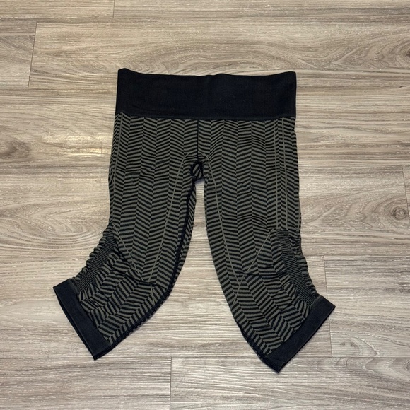 Lululemon Size 6 Heathered Fatigue Green In the Flow Crop II Leggings - Picture 1 of 2
